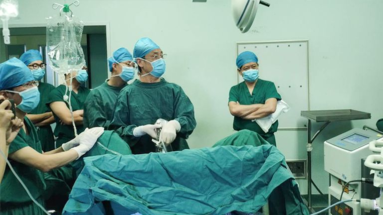 手术示教,上海瑞柯恩激光技术有限公司和上海市一携手举办,上海市第一人民医院泌尿外科科主任培训班结业证书