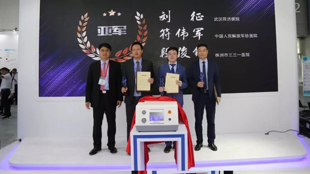 铥激光手术视频大赛，周利群教授为荣获「亚军奖」选手颁奖