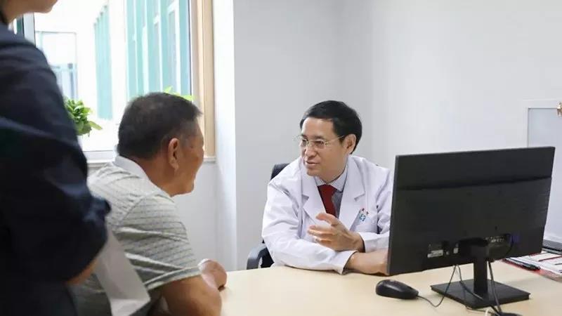 上海市第一人民医院副院长夏术阶教授正在为患者进行免费义诊,瑞柯恩携手做公益