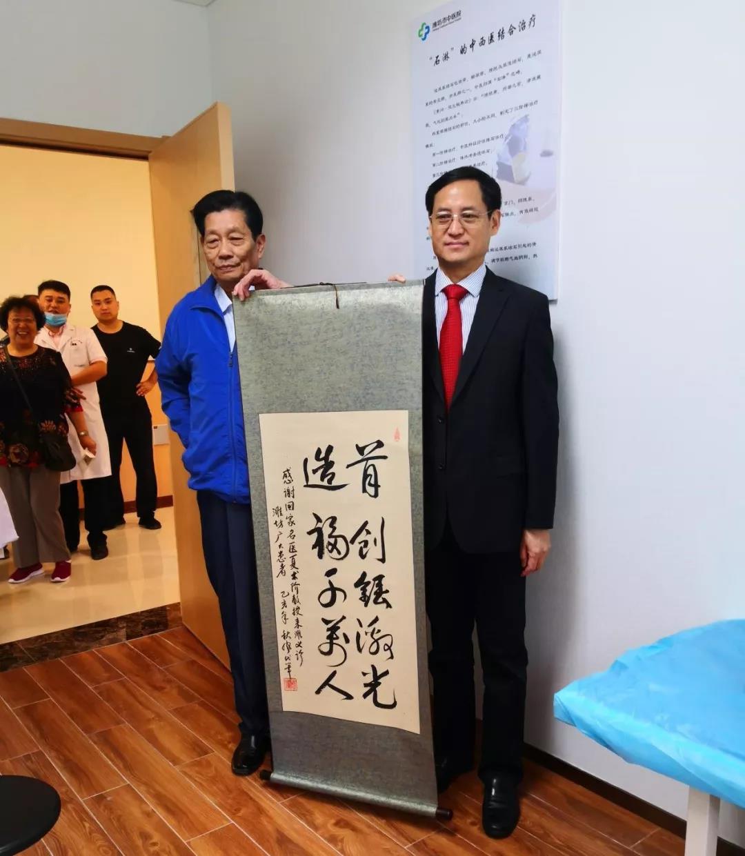 上海市第一人民医院副院长夏术阶教授与患者合影,瑞柯恩携手做公益