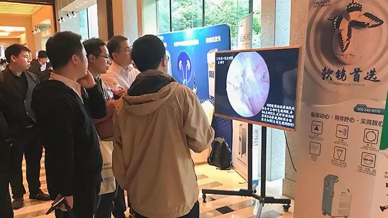 瑞柯恩展台吸引众多专家前来观看手术演示-2019华东六省一市泌尿外科学术会议