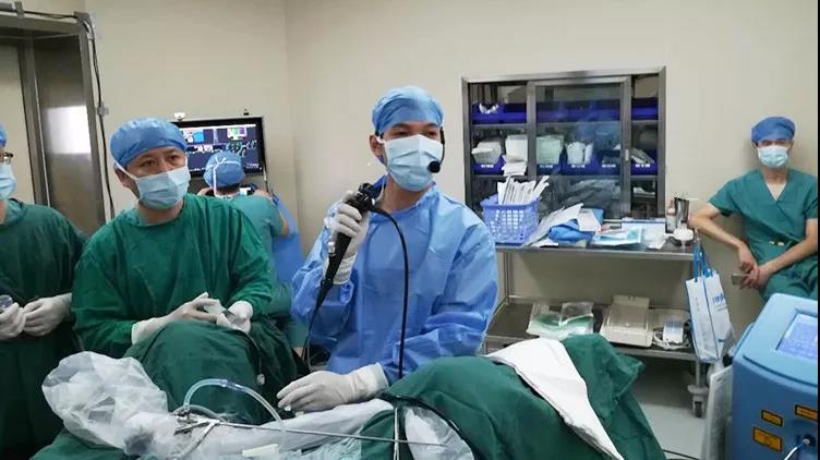 瑞柯恩钬激光+奥林巴斯电子软镜右肾结石碎石术-储传敏教授 海军军医大学附属东方肝胆外科医院,瑞柯恩钬激光和锋瑞铥光纤激光手术演示
