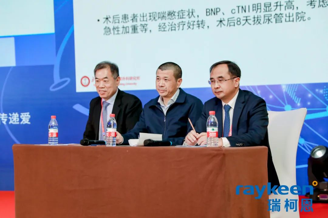 铥光纤激光精英研讨会会议主持，北京大学第一医院 张凯教授（左），上海长海医院 许传亮教授（中），华中科技大学同济医学院附属同济医院 王少刚教授（右）