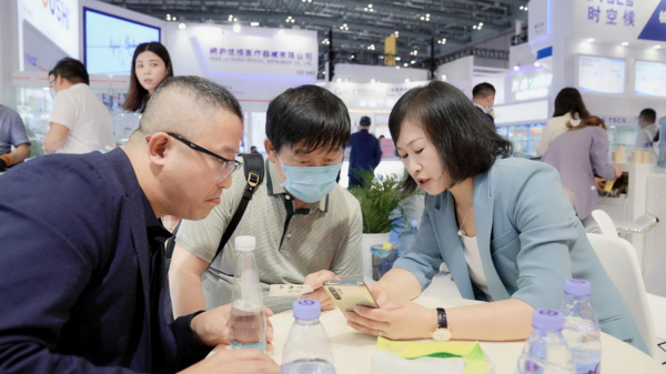 CMEF2021-瑞柯恩展台,掺铥光纤激光设备