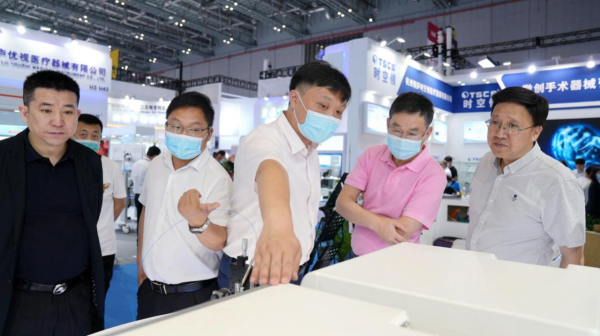 CMEF2021-瑞柯恩展台,掺铥光纤激光设备