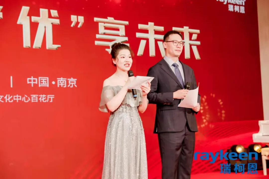 “锋钬令”第四届铥激光手术视频大赛颁奖典礼主持人,华中科技大学同济医学院附属同济医院 凌青教授（右） 肖凡女士（左）,瑞柯恩